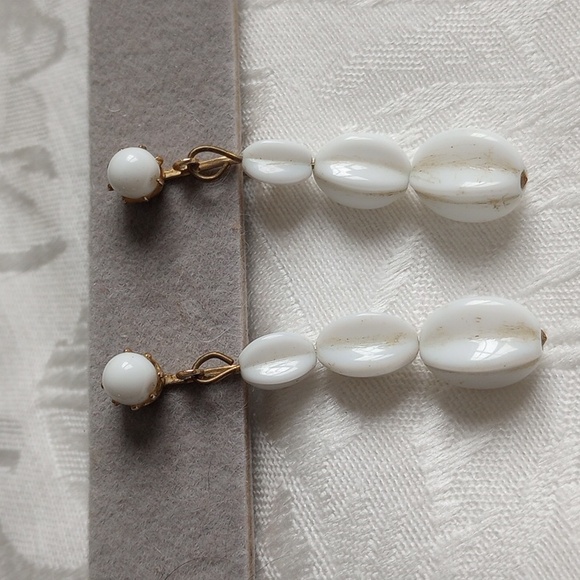 VTG Art Deco Milk Glass Dangle Screw Back Earrings Granny Core - Picture 1 of 5